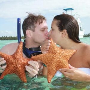 Pareja Besandose + Estrella de Mar en Piscina Natural - Saona VIP - Stay Happy RD
